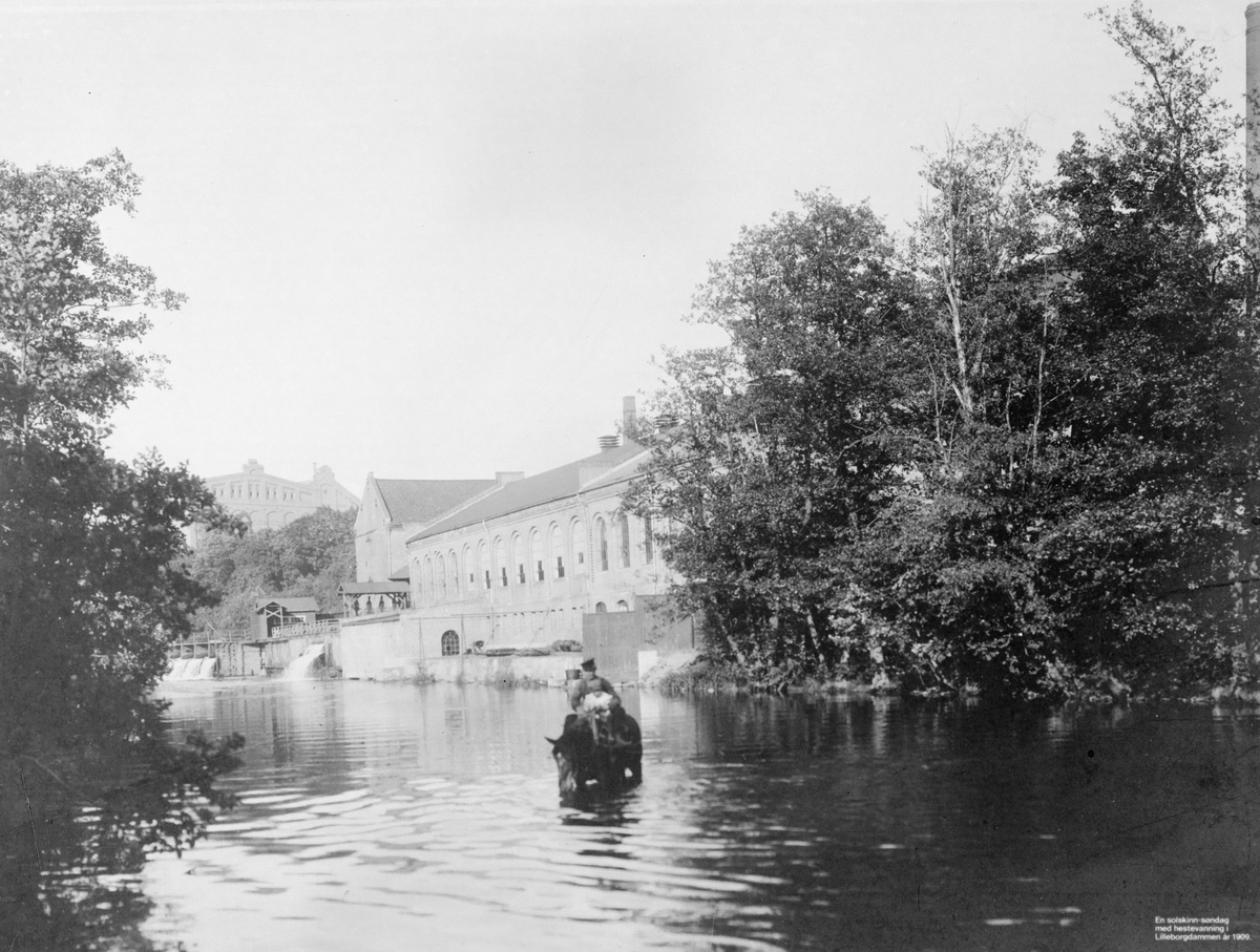 Reprofotografier av fotografier av Lilleborg fabrikker. Påskrift: "En solskinns-søndag med hestevanning i Lielleborgdammen år 1909."