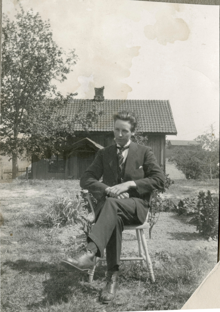 Jachob Ekeberg hviler på pinnestol ute i hagen.
