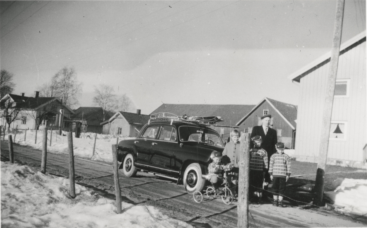 Mann og barn ved bil med ski på taket, Bråte Gård i Gjerdrum.