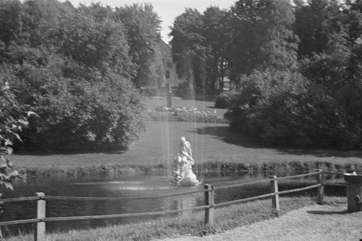 Søndre park i Lillehammer med  vanndam, fontene og skulpturen "Leda og svanen". I bakgrunnen sees monumentet over oppdagelsesreisende og forsker Carl Lumholtz (1851–1922). 