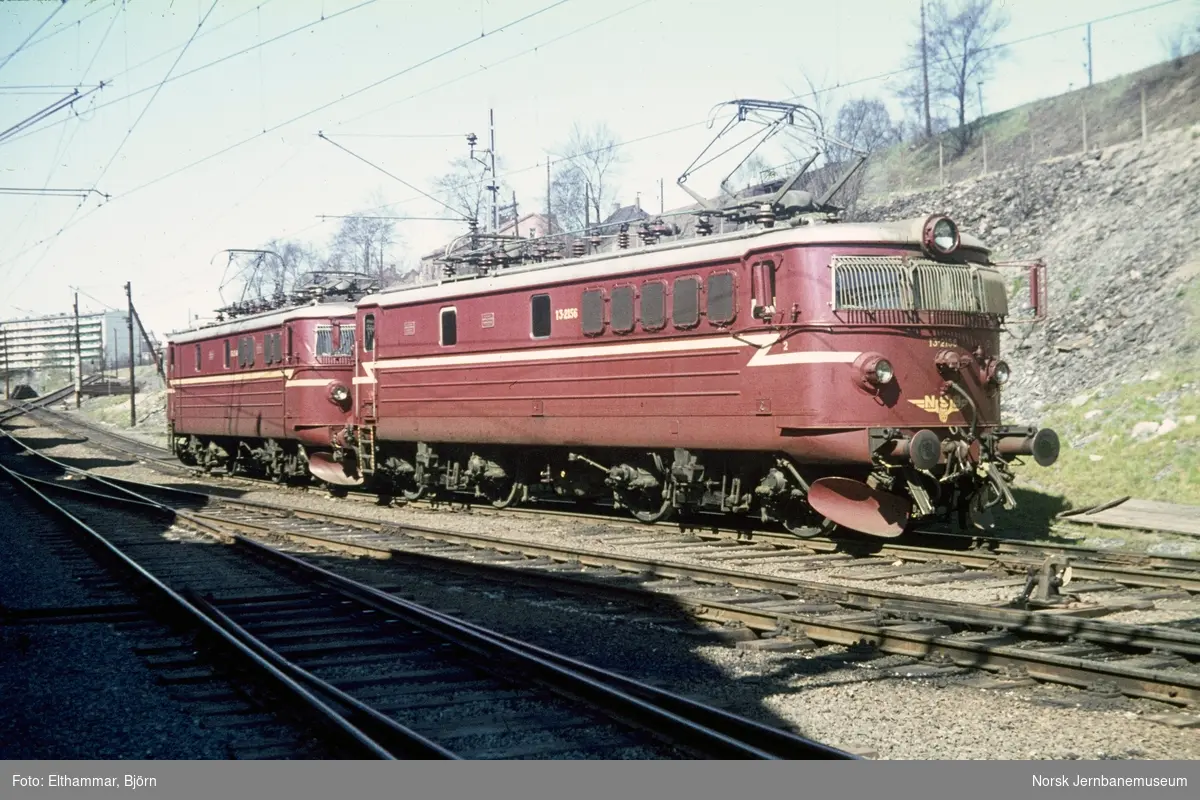 Elektriske lokomotiver type El 13, nr. 2156 nærmest, i Lodalen, Oslo