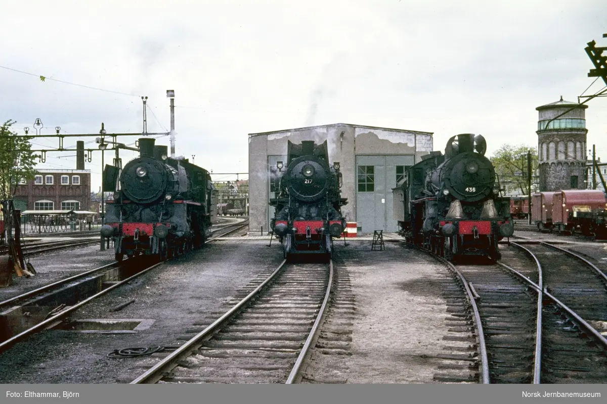 Damplokomotiv type 26c nr. 411 (t.v.), 26a nr. 217 og 26c nr. 436 utenfor lokomotivstallen på Hamar stasjon