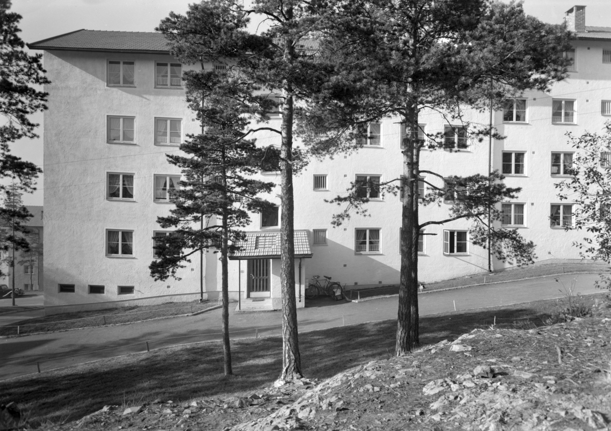 Lavblokker i drabantbybebyggelsen på Tonsenhagen i Grorudalen. Bildet er tatt fra forsiden av blokkene.