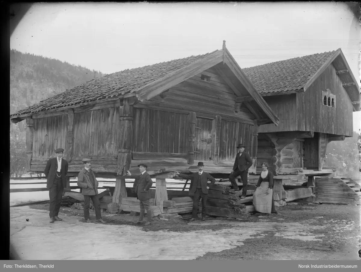 Fem menn og en kvinne stående foran Vengebur og loft på Søndre Sem.