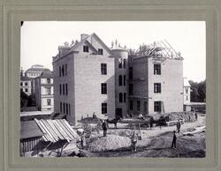 Byggnationen av bostadshuset på kv. Argus nr 4, ca 1900. I b