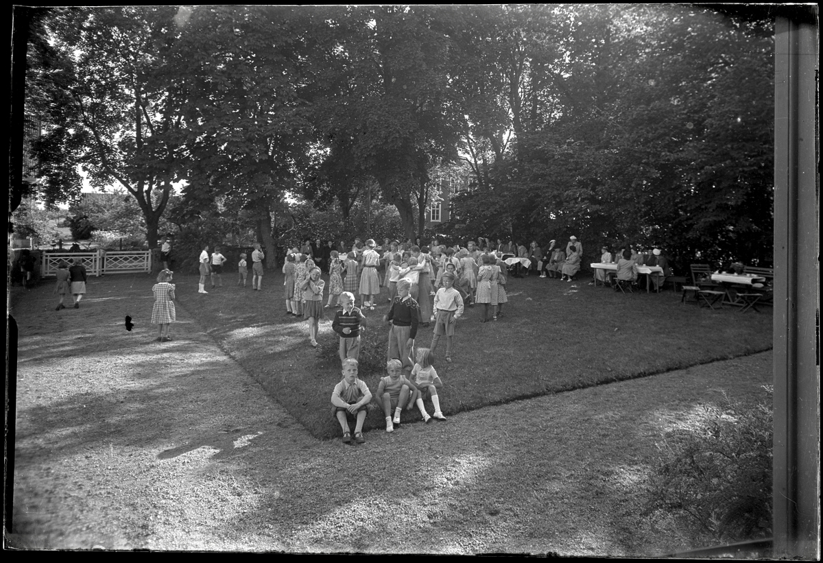 Samling barn i Götlunda församlingshems trädgård