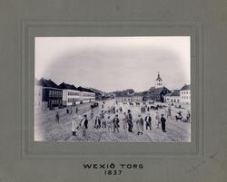 Avfotograferad tavla, "Wexiö Torg 1837". I förgrunden syns b