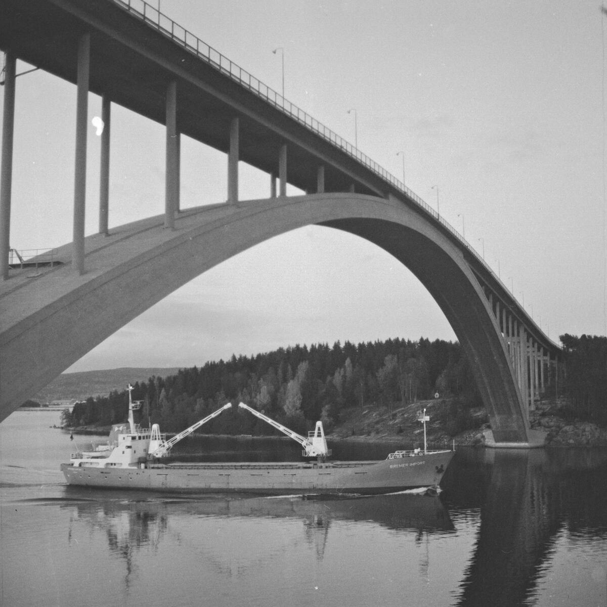 Fartyget Bremer Import vid Sandöbron
