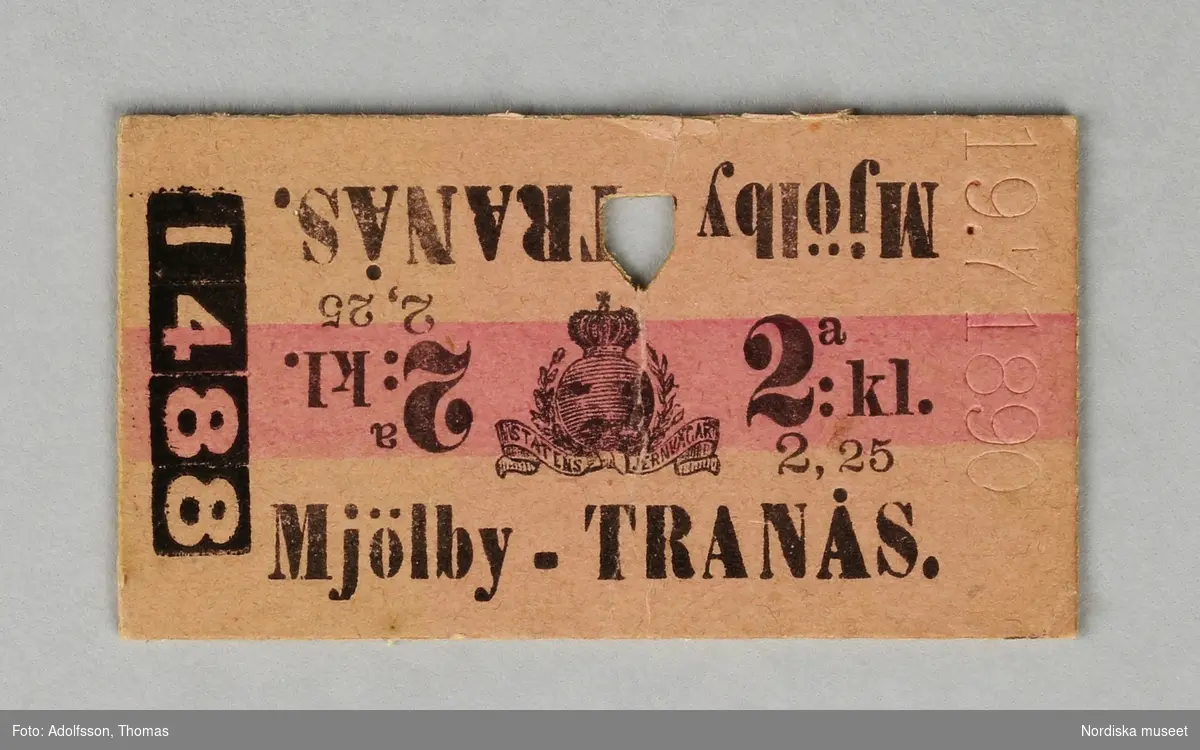 Flera järnvägsbiljetter av olika storlek, exempelvis fribiljett Gällivare - Kiruna 22.8.1900, fribiljett Nybro - Säfsjöströms jv 1899, Ånge-Sundsvall 1889, Christiania-Stockholm 1893, m fl.