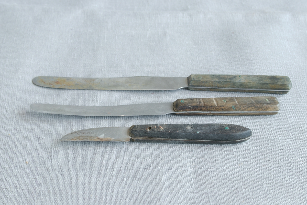 To smørekniver og en og en liten kjøkkenkniv.