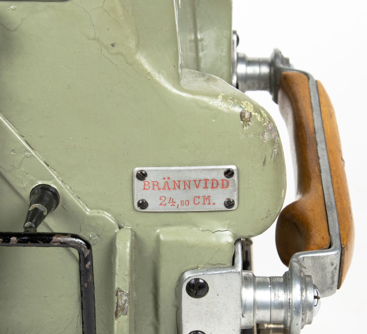 Handkamera Typ HK 1A. Lådformig kamera med läderrem på kamerans vänstra sida, samt trähandtag på dess högra sida. Utrustad med gulfilter och objektivskydd.
Präglad skylt på ovansida: BRÄNNVIDD 24,80 CM.
Tillverkningslogotyp på sidan: ZEISS-AEROTOPOGRAPH G.m.b.H. CARL ZEISS JENA