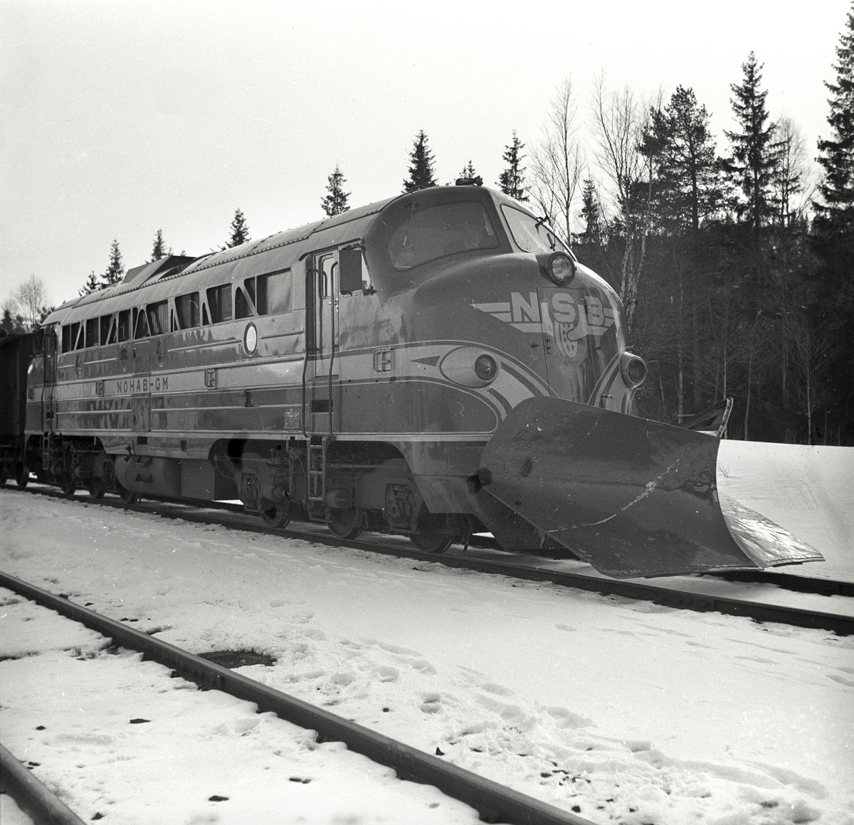 Diesellokomotiv Di 3 602 med stor frontplog underveis på Nordlandsbanen, trolig på Lassemoen stasjon