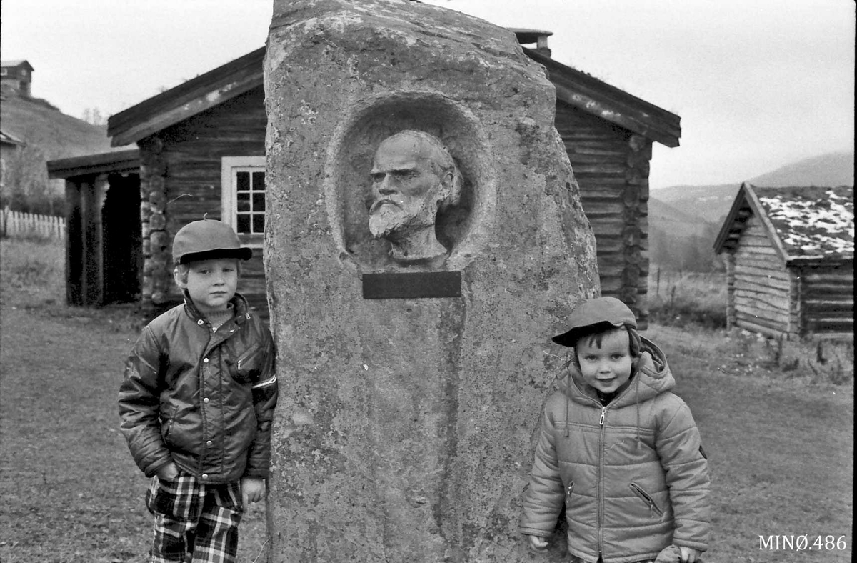 Jacob Breda Bull statue m. Jon T og Ola Hvamstad