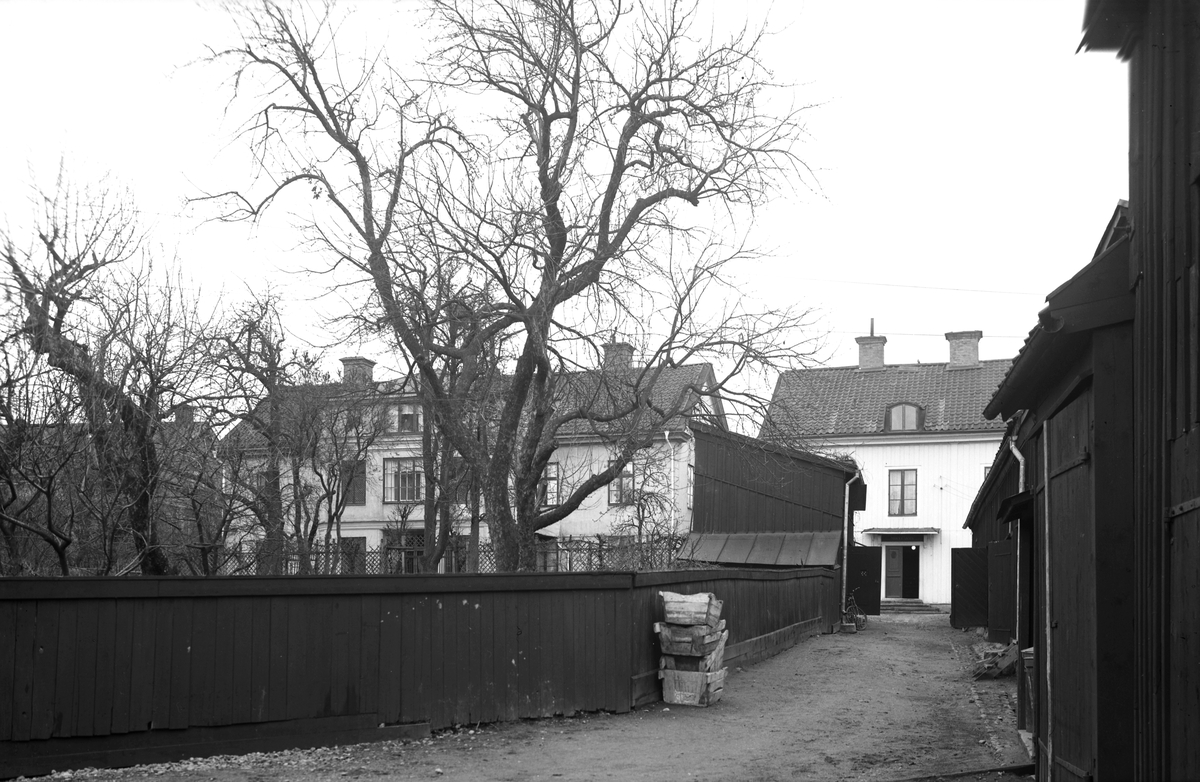 Gårdsinteriör från Hunnebergsgatan 1 i Linköping. Sedan 1977 är byggnaderna integrerade med det nämnda år invigda Aspens servicehus. Bägge husen torde ursprungligen uppförts i slutet av 1830-talet och var förutom det stora husets trapphus mot gården, relativt oförändrade när bilden togs 1936.