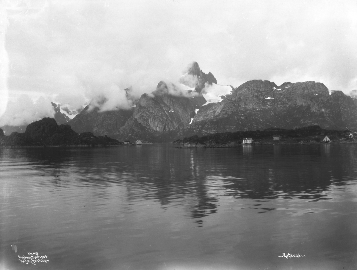 Raftsund med tåke på fjellene. Fotografert 13. august 1906.