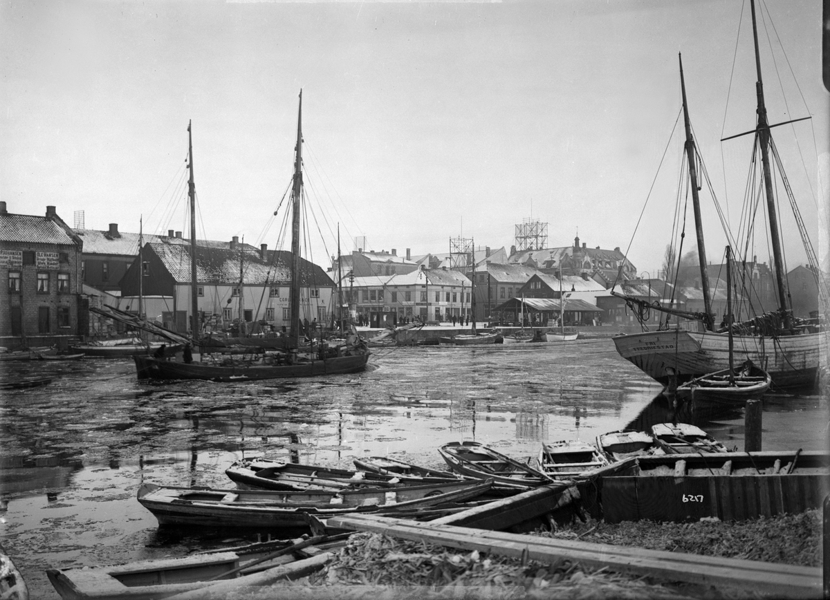 Oversikt over elven og Fredrikstad fra Kråkerøy. Fotografert i 1907.