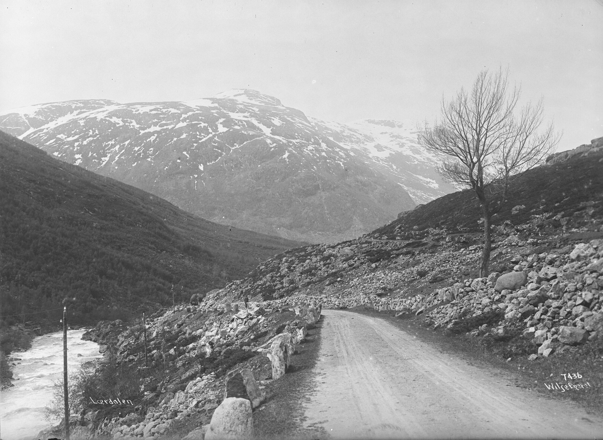 Veiparti i Lærdal. Fotografert i mai 1907.