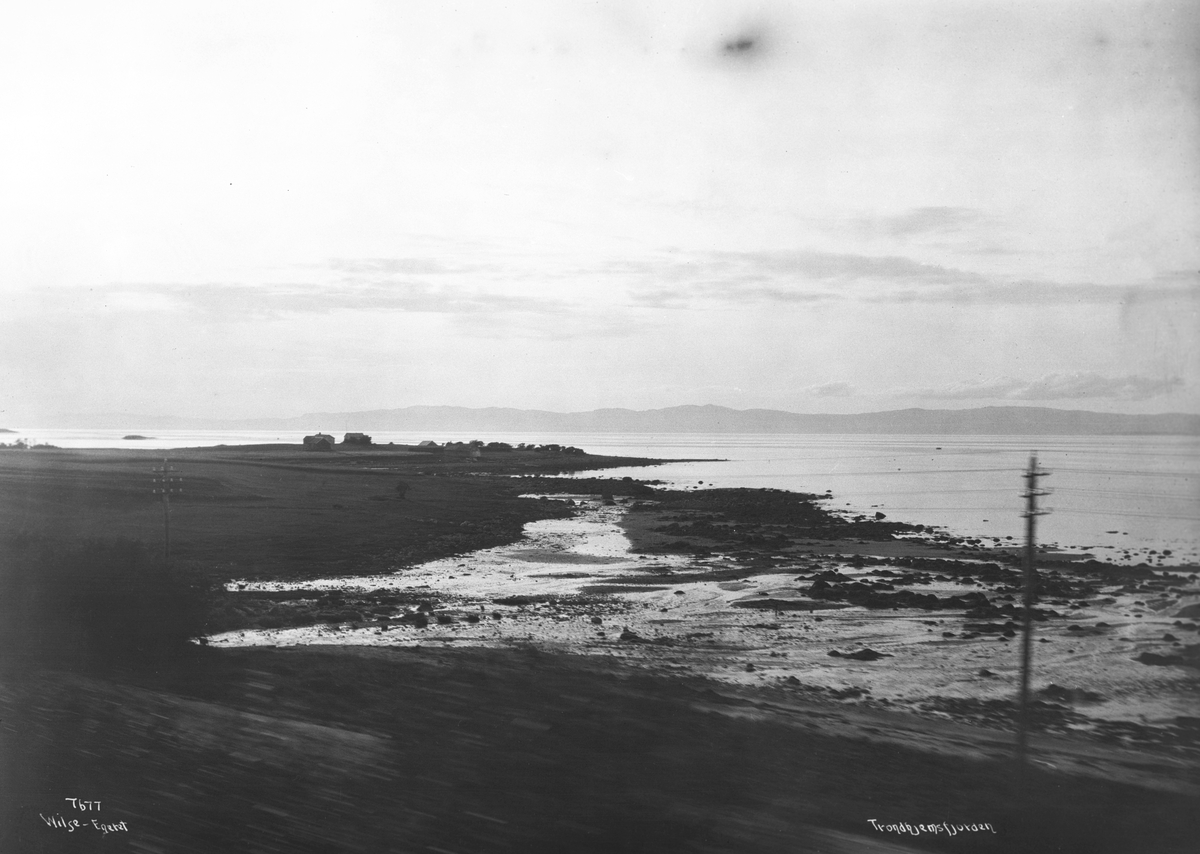 Strandparti ved Midtsand i Tronheimsfjorden. Fotografert i desember 1907.