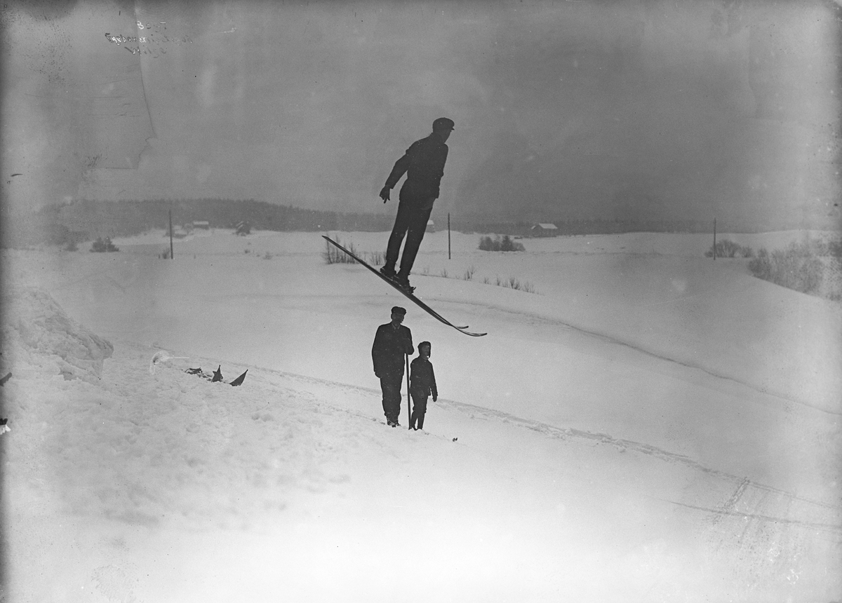 Skihopper Marius Evensen hopper fint selv i snøføika. Fotografert 5. mars 1908.