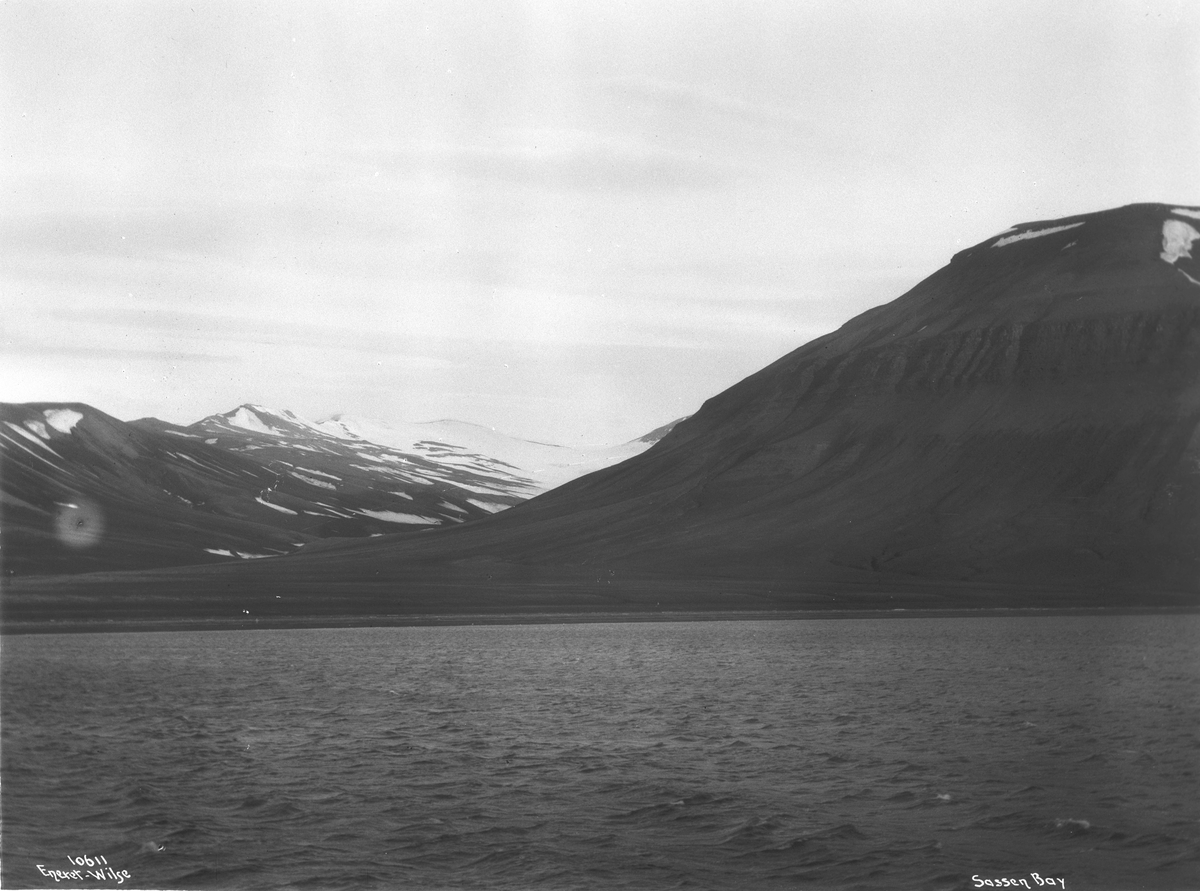 Fjellformasjoner i Sassenfjorden på Spitsbergen på Svalbard, 17. august 1909.