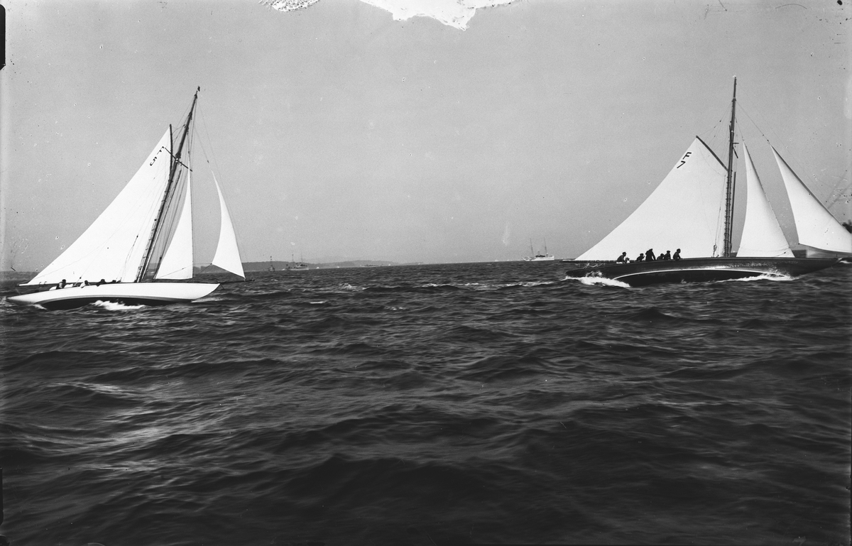 Seilbåter (F5 og F7) på tokt utenfor Horten under den internasjonale seilerkonkurransen Europauken, arrangert av Kongelig Norsk Seilforening, fra 16. til 19. juli 1914.