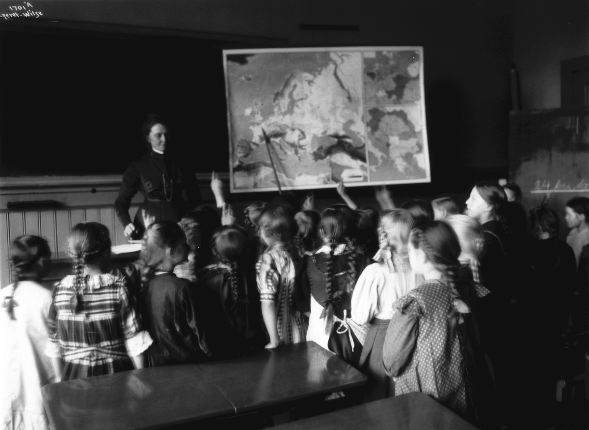 Frk Anna Rogstad på skolen i geografitimen 4/11 1909