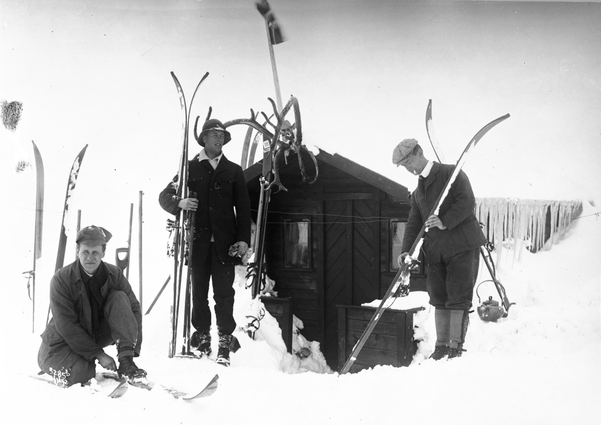 En gruppe sportye menn klar for skitur.