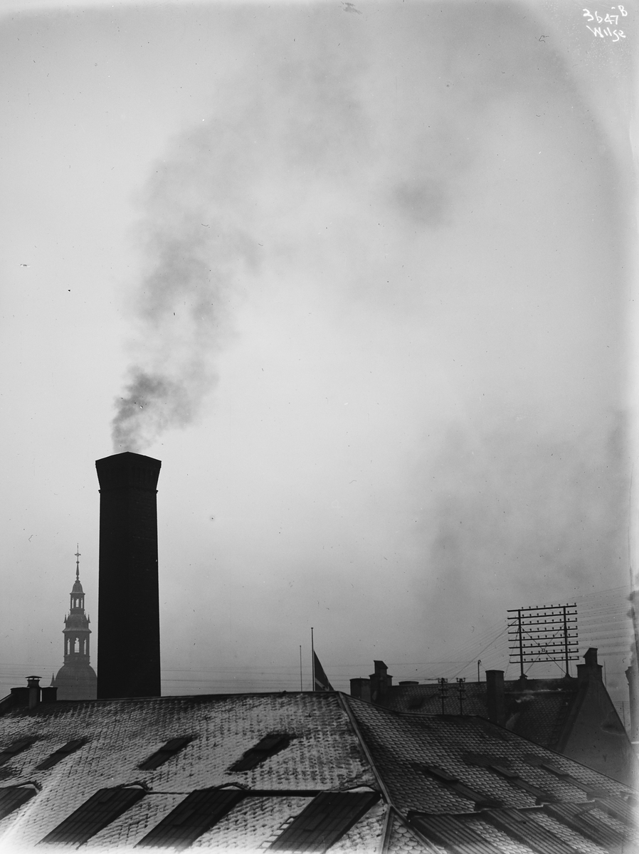 Svart røyk fra skorstein på varemagasinet Steen & Strøm forurenser luften over Oslo. Fotografert 1912.