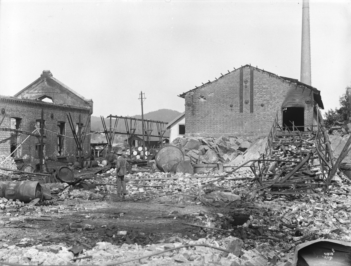 Engene Dynamittfabrikk og kruttverk. Bildet viser de store ødeleggelsene  etter brannen.