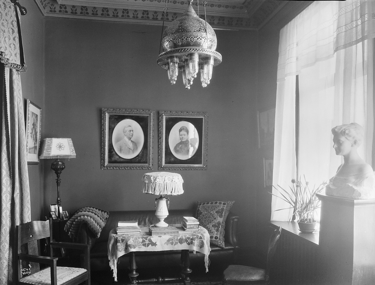 Interiør fra stue, Drengsrud hovedgård i Asker. Fotografert 1923.