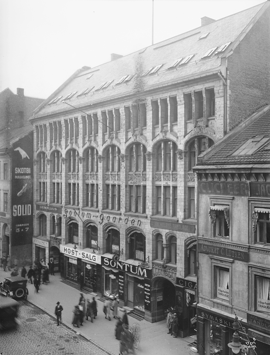 Butikker og kafe ligger i Sontumgården, Grensen 7, Oslo. Fotografert 1923.