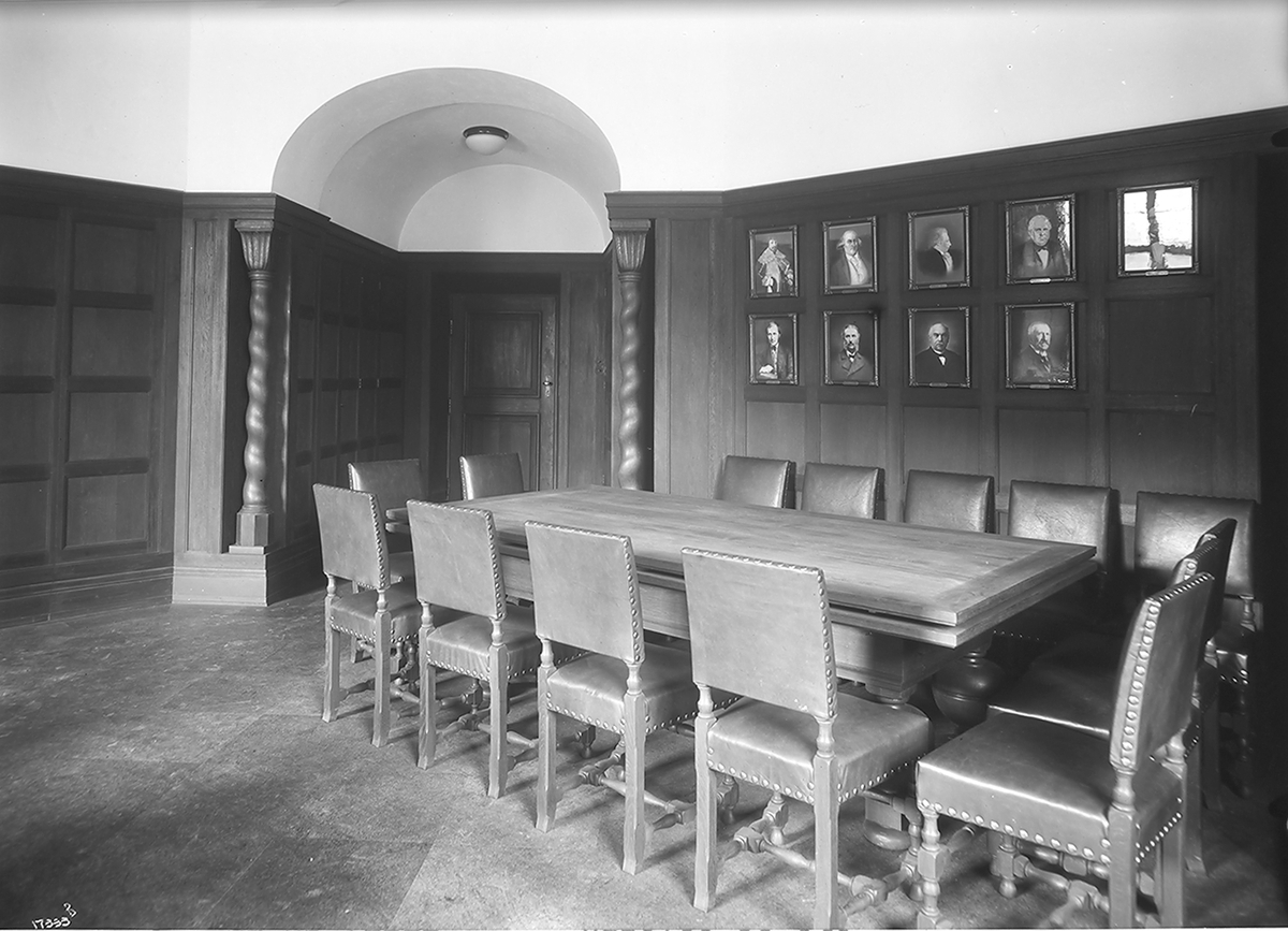 Møterom med stoler bord. Portretter på veggen, Oslo hovedpostkontor. Fotografert 1923.