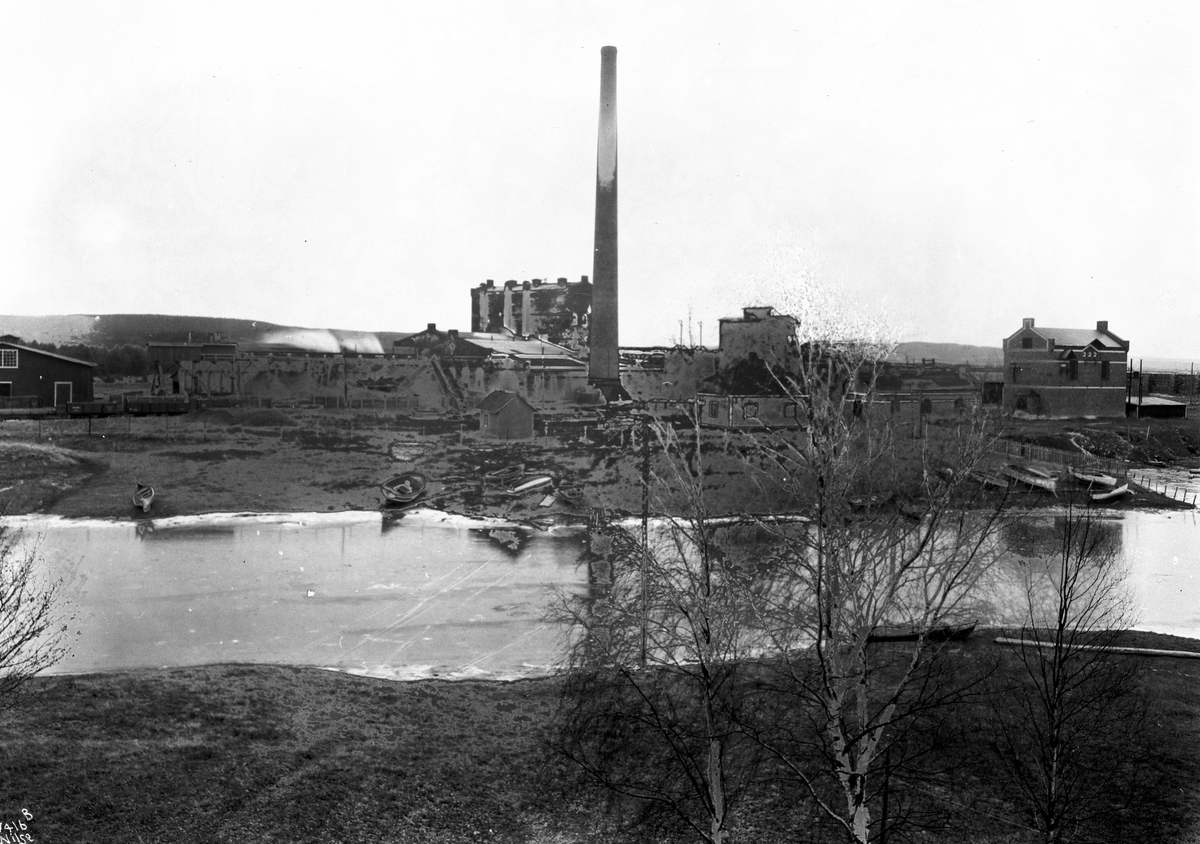 Fabrikkområde langs elv, Lillestrøm cellulosefabrikk. Fotografert 1923.