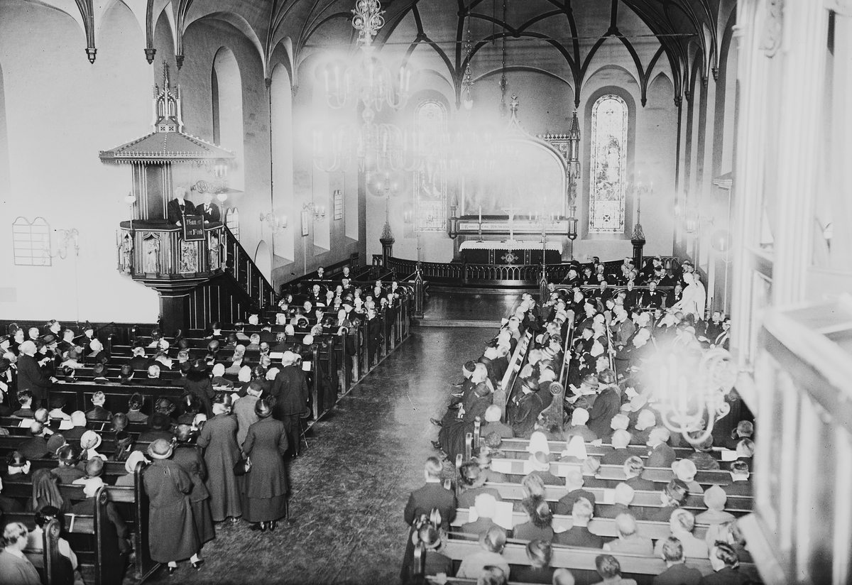 Mange mennesker er samlet i prestemøte i Vår Frelsers kirke: Fotografert 1924.
