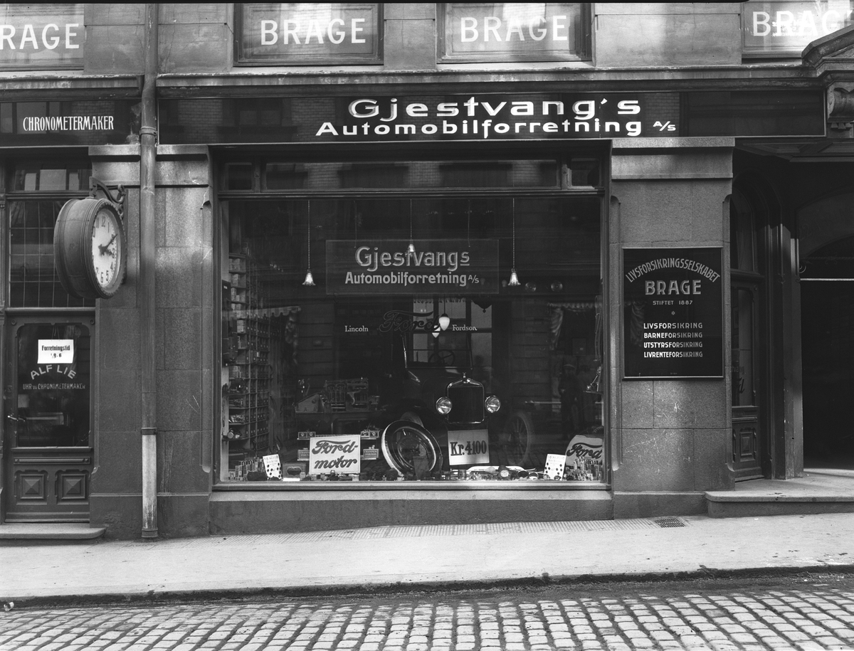Bygård med bla butikk til Gjestvang automobilforretning A/S og urmaker Alf Lie. Fotografert 1924.
