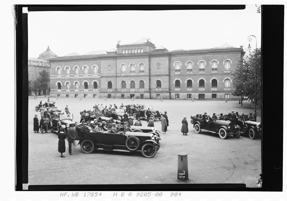 Gruppe fra "Kjenn ditt land" sitter i biler på tur til Fosheim. Fotografert 1924.