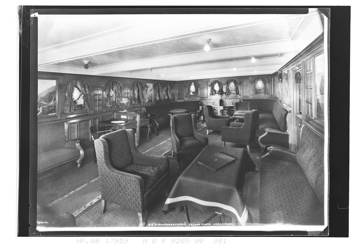 2. klasses damesalong ombord i passasjerskipet DS Stavangerfjord. Påskrevet fotografiet "S.S Stavangerfjord", scond class, ladies room". Fotografert 1924.