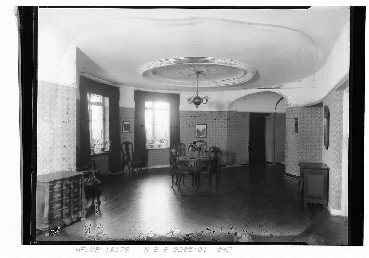 Fra mottagelseshallen på Bærum sykehus.  Fotografert 1924.