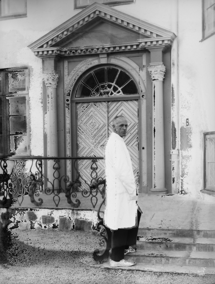 Overlege Barth utenfor inngangen til sykehuset. Fotografert 1924.