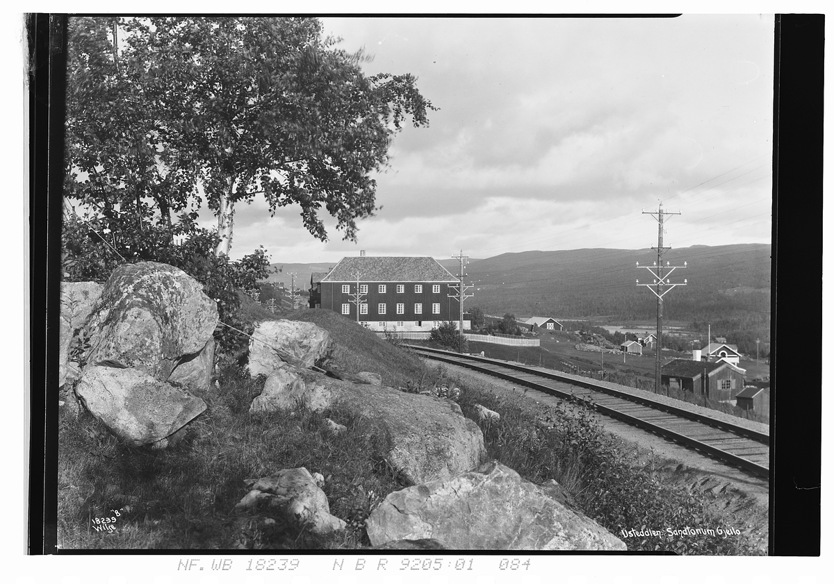 Ustedalen sanatorium, vestfasade. Jernbanelinje går forbi. Fotografert 1924.