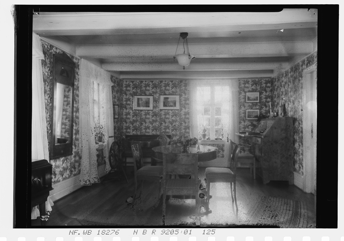 Kabinet med stoler og bord, rom innenfor, Ekeberg gård. Fotografert 1924.