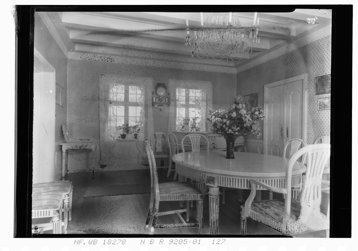 Salong/ spisestue med bord og stoler, spinet, Ekeberg gård. Fotografert 1924.