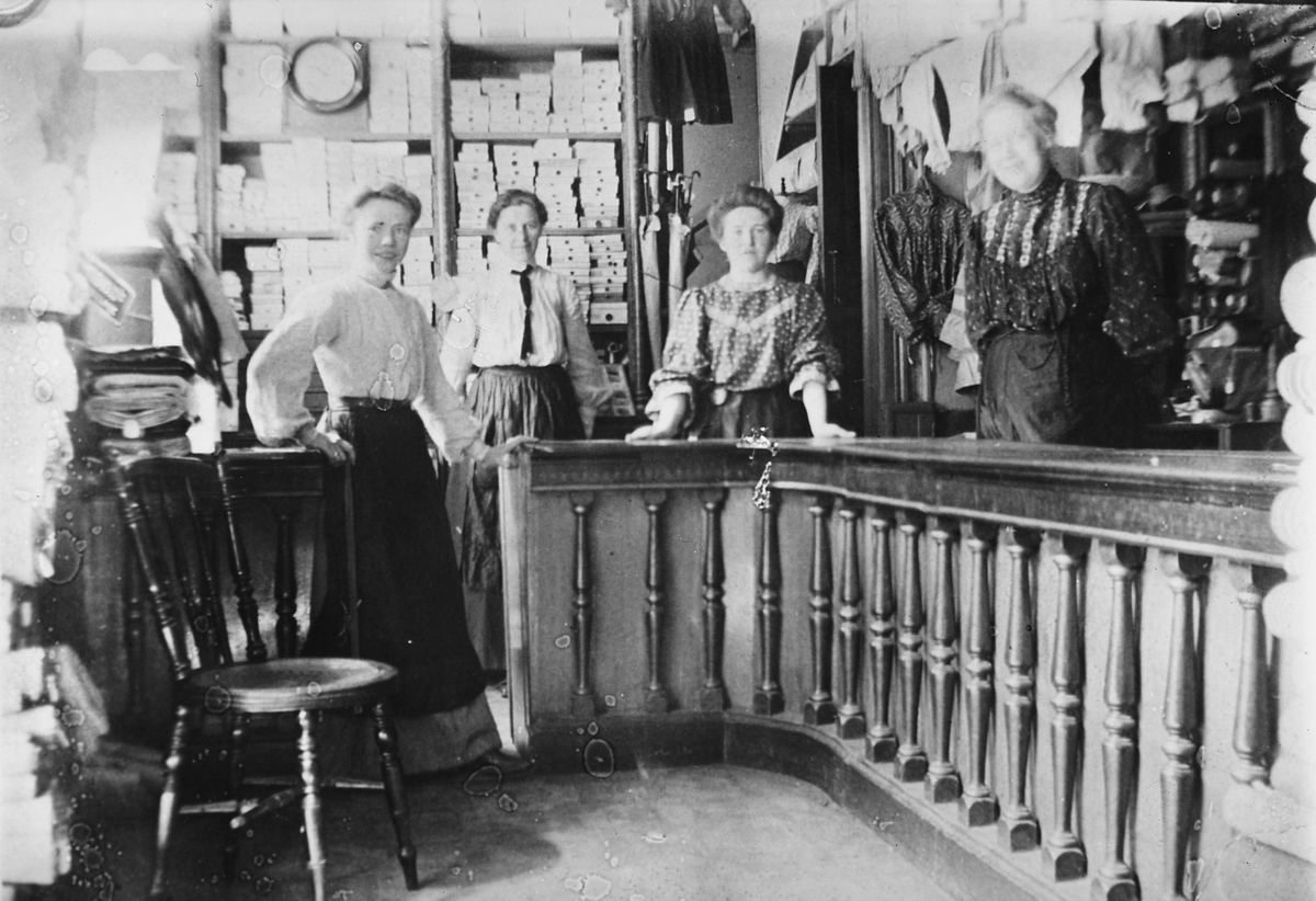 Petrine Nielsens manufakturforretning, del av betjeningen ved disken.
Thorvald Meyers gate 63-67, Oslo.