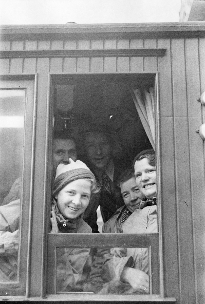 Påsketrafikken i gang, her har en familie fått vindusplass  på toget og ser ut til å glede seg over ferien som ligger foran dem.