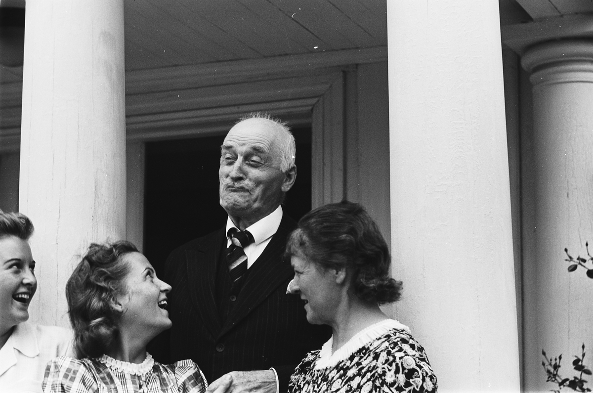 Forfatteren Knut Hamsun med familie utenfor huset i Nørholmen ved Grimstad.