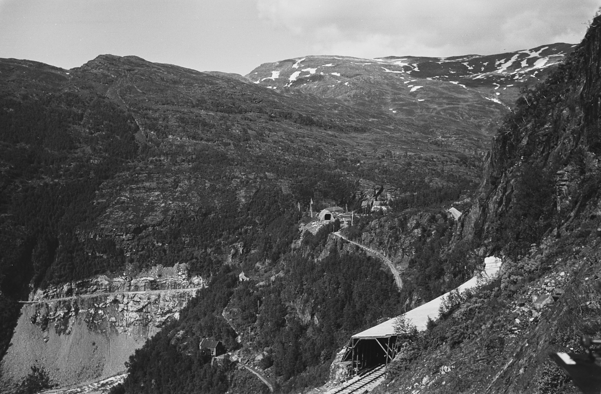 Bergensbanen hvor jernbanen kjemper seg frem gjennom tunneller, dalfører og dramatiske fjellpartier.
