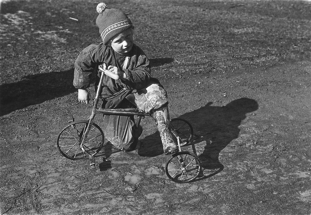 Barn på trehjulsykkel. Fotografert 1940.