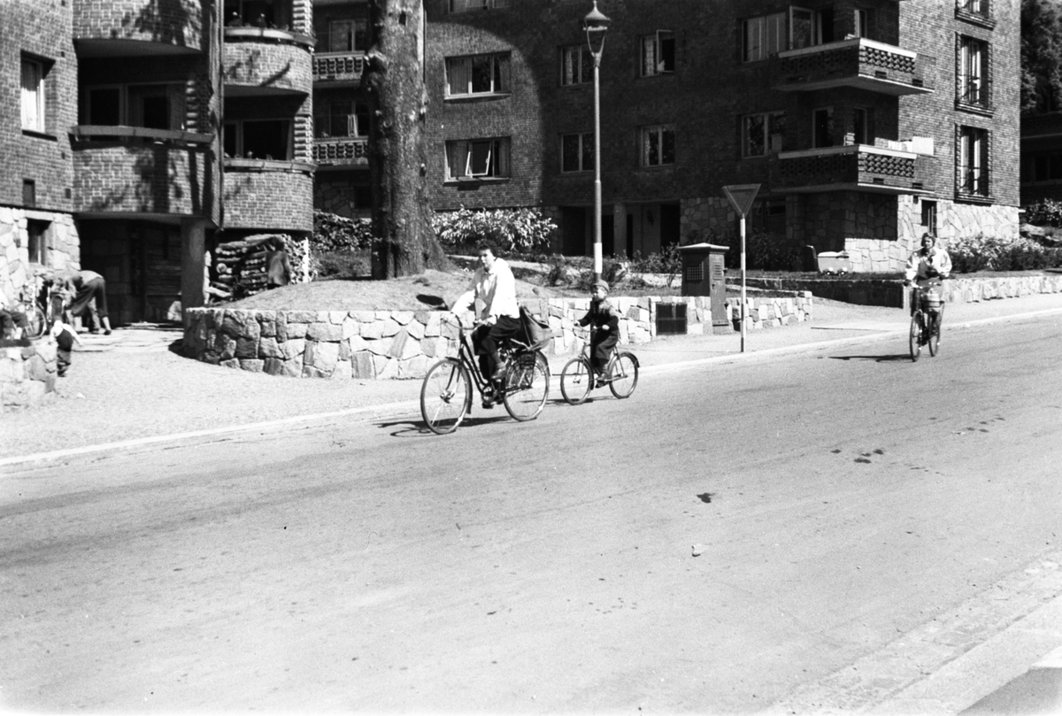 Boligblokker i Halfdan Svartesgate. Syklister på vei nedover bakken mot Drammensveien.