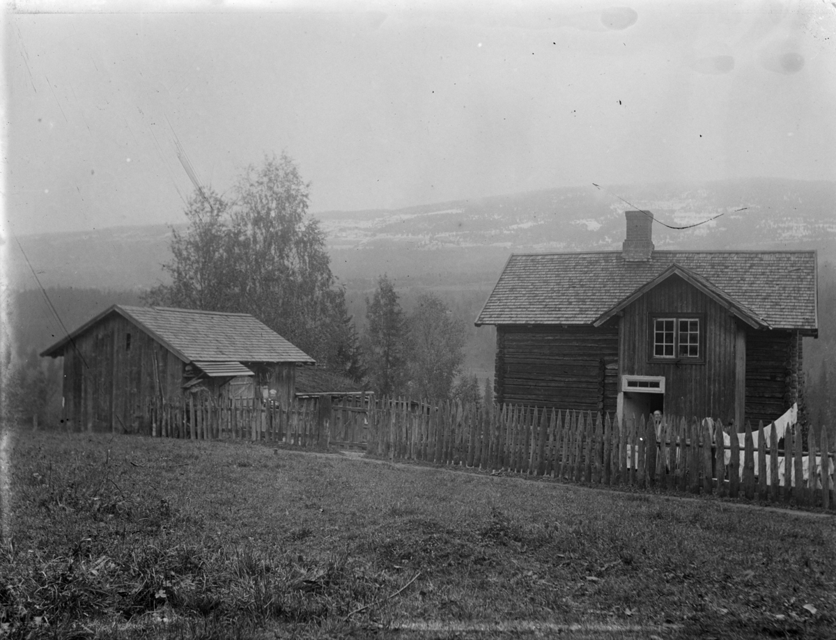 Fåberg, bruket Elvbakken som er utskilt fra Kjetlien. Bygd av Hanna og Even Elvebakken som er eier i 1915. Bilde tatt før vegen ble bygd der i 1916