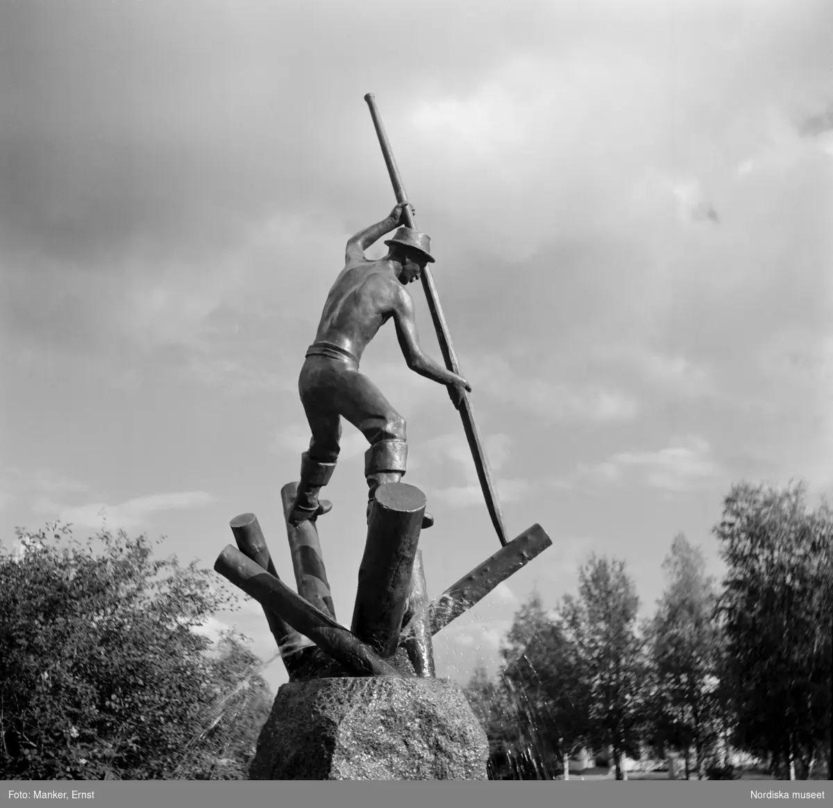 "Timmerflottaren" från 1954 av Runo Johansson-Lette, skulptur/fontän i Jokkmokk.